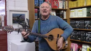 Donal Lunny sings 'Bean Pháidín' at Kennys Bookshop, 08.12.2017