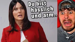 Lehrerin MOBBT Mädchen vor GANZER KLASSE..