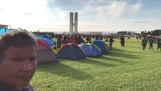 Indígenas se reúnem em frente à Esplanada em Brasília