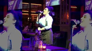 Это надо слышать! | Singing Waitress
