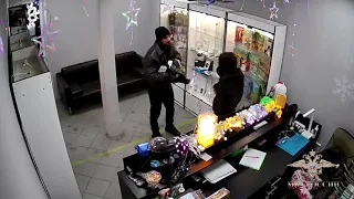 Мужчина обокрал магазин в Звенигороде, угрожая продавцу вешалкой
