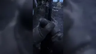 Бахмут. Выход украинских бойцов с ранеными. Шквальный обстрел орками. Видео от первого лица.