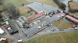 Nach dem Lagerhallenbrand in Schwarzenbach offenbart sich ein Bild der Verwüstung