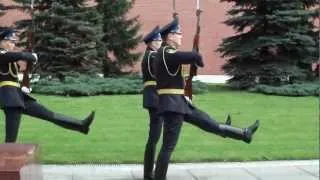 Daniel and Geraldine watch goosestepping Kremlin Guards, Moscow with On the Go Tours 2011!