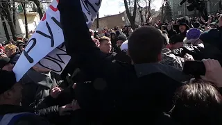 Титушки вырывают плакат на митинге Порошенко. Драка