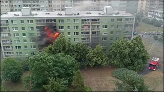 Požár bytu plného odpadu likvidovalo v Praze 11 několik jednotek hasičů
