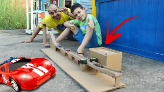 LUCAS E PAPAI BRINCANDO COM SUPER PISTA DE PAPELÃO PRA CARRINHOS HOT WHELLS - Lucas Vasconcelos