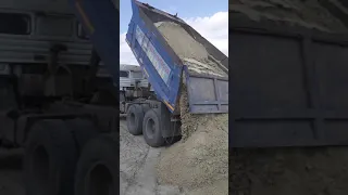 Выгрузка песка КамАЗ 55111