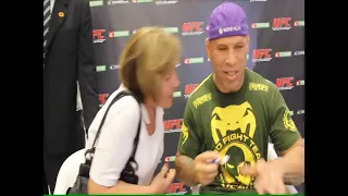 Wanderlei Silva atende os fãs em Shopping no Rio de Janeiro