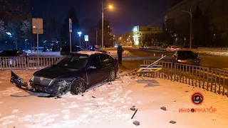 В Днепре возле «Поплавка» Skoda столкнулась с Honda и снесла ограждение