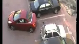Женщина наказала автохама на парковке:)