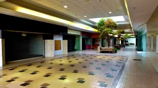 "Somebody That I Used to Know" playing in an empty mall at 4:13 am