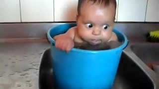 Смешные дети Как он туда залез؟ Top,Funny,baby,babies,falls, falling funny,