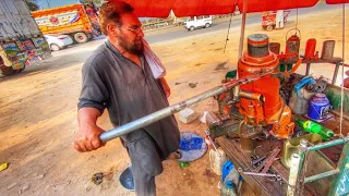 The poor man fixes the jack on the side of the road | Strange way to fix the jack |