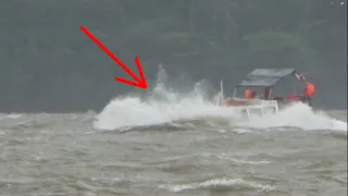 Chiếc Cao tốc chở khách chúi xuống biển trong cơn bão