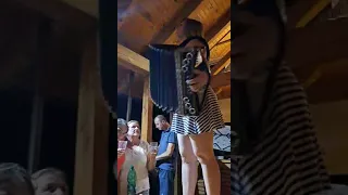 Ruža crvena 🎶 na eni izmed fešt 🍻