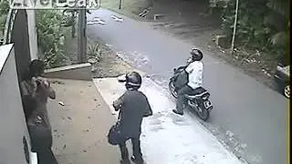Ограбили двоих девушек в Индии