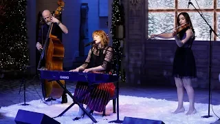 Alicia Witt Performs "Christmas Miracle" - Pickler & Ben