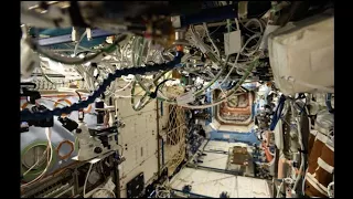 2 minutes poétiques dans les entrailles d'ISS