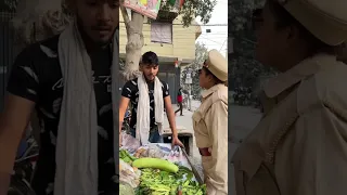 सब्ज़ी वाले को मारा पुलिस वाली औरत ने Jay Bhai
