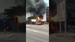 Autobus Amtab in fiamme a Bari