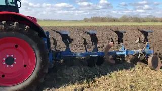 Zetor Proxima HS100 ploughing with 4 furrows