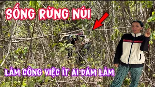 Giữa núi rừng hoang vu có một người phụ nữ làm công việc không phải ai làm cũng được..!