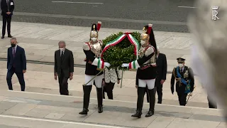 Mattarella depone una corona d’alloro sulla Tomba del Milite Ignoto all’Altare della Patria