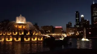 Buckingham fountain in downtown Chicago at night