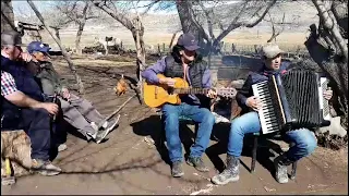 Oscar gonzalez y Beto orellana..cumbia campera por la costa del Curi Leuvú😉