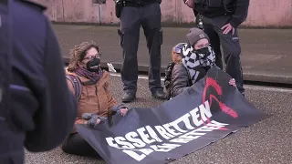 Klima-Aktivisten der "Letzten Generation" blockieren B31-Stadttunnel in Freiburg