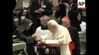 POLAND: KRAKOW: POPE JOHN PAUL II VISITS PARENTS' GRAVE