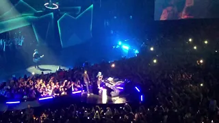 Lady Gaga and Bradley Cooper sing Shallow live in Las Vegas