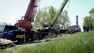 Сім годин та до 20 робітників: як у Житомирі переносити танк до монументу Слави - Житомир.info