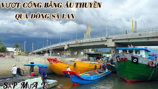 thớp tim khi xem sà lan ghe tàu vượt cống ngăn mặn