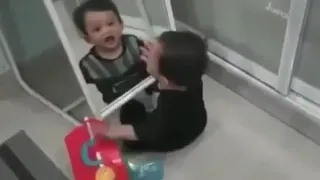 Viral video bayangan beda anak kecil di cermin