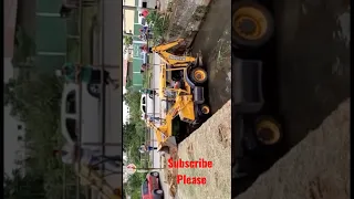 Retroescavadeira descendo no córrego (Backhoe entering the stream) #shortvideo #jcbmachine #highway