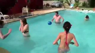 Garoto peida na piscina e se caga