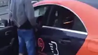 В Москве парень опорожнился в машину каршеринга