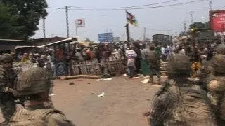 A Bangui, des habitants s'opposent aux soldats français