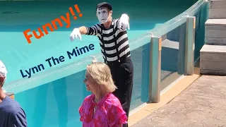 Seaworld Mime Lynn in action