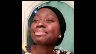 regarder comment cette fille chante "Sindidi" de Serigne touba