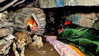 Building a shelter from the beginning to the end in the rock crevice. Building a fireplace. Nature's