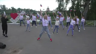 "Я русский!" - флеш-моб (автор песни "Shaman") в Тихвин фитнесс-группы "Зумба" День России 12.06.23г