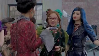 Descendants 3 - Picking Up The New VKs From The Isle | Clip #5