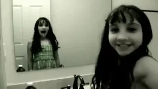 video de miedo - niña en el espejo