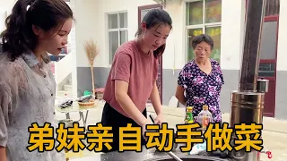 Sister-in-law did the cooking herself. For the first time, Sister Qing ate pork stewed vermicelli f