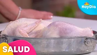 ¿Por qué no se debe lavar el pollo crudo? Un experto lo explica | Hoy Día | Telemundo