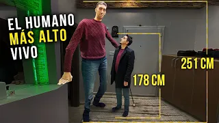 El Hombre Más Alto del Mundo (251 cm/8,2 pies)