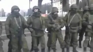 Русские военные пытаются вывезти оружие из учебной части.